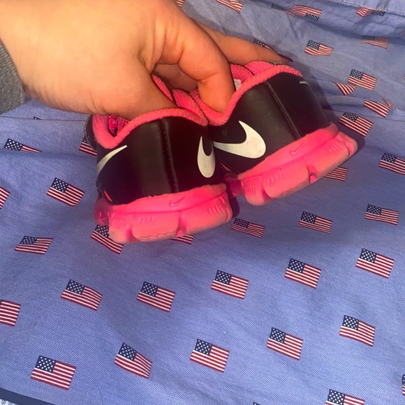 Black & bright pink Nike sneakers - Picture 3 of 6